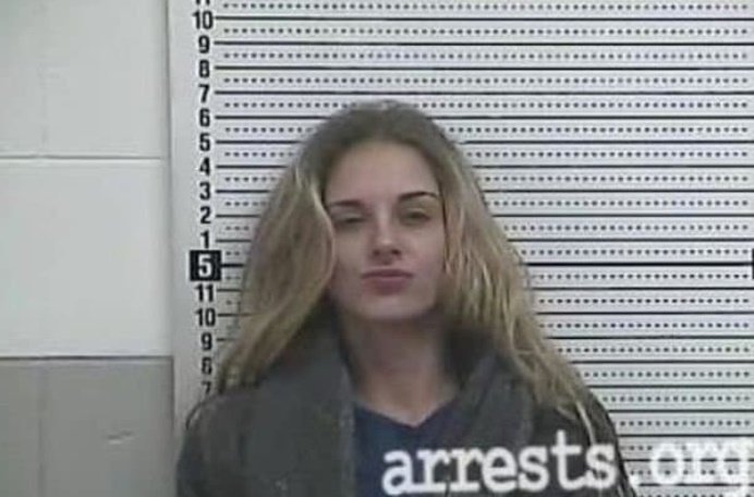 Read more about the article 미국 미모의 여성이 11번 체포당한 이유