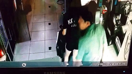 Read more about the article 오락실 cctv에 찍힌 어느 아저씨 행동