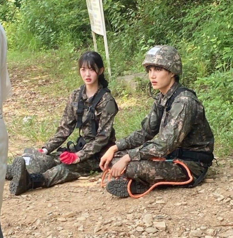 Read more about the article 장원영 카이 군대영상 촬영 사진